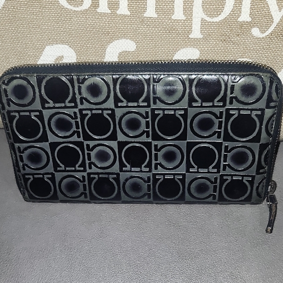 Salvatore Ferragamo Gancini Embossed Gray And Black Leather Wallet - Picture 5 of 16